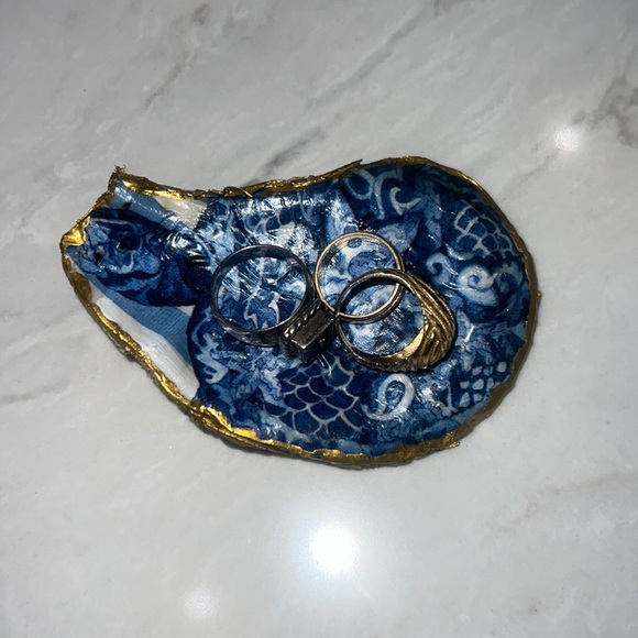 Hand Crafted Decoupage Oyster Shell - Picture 2 of 9